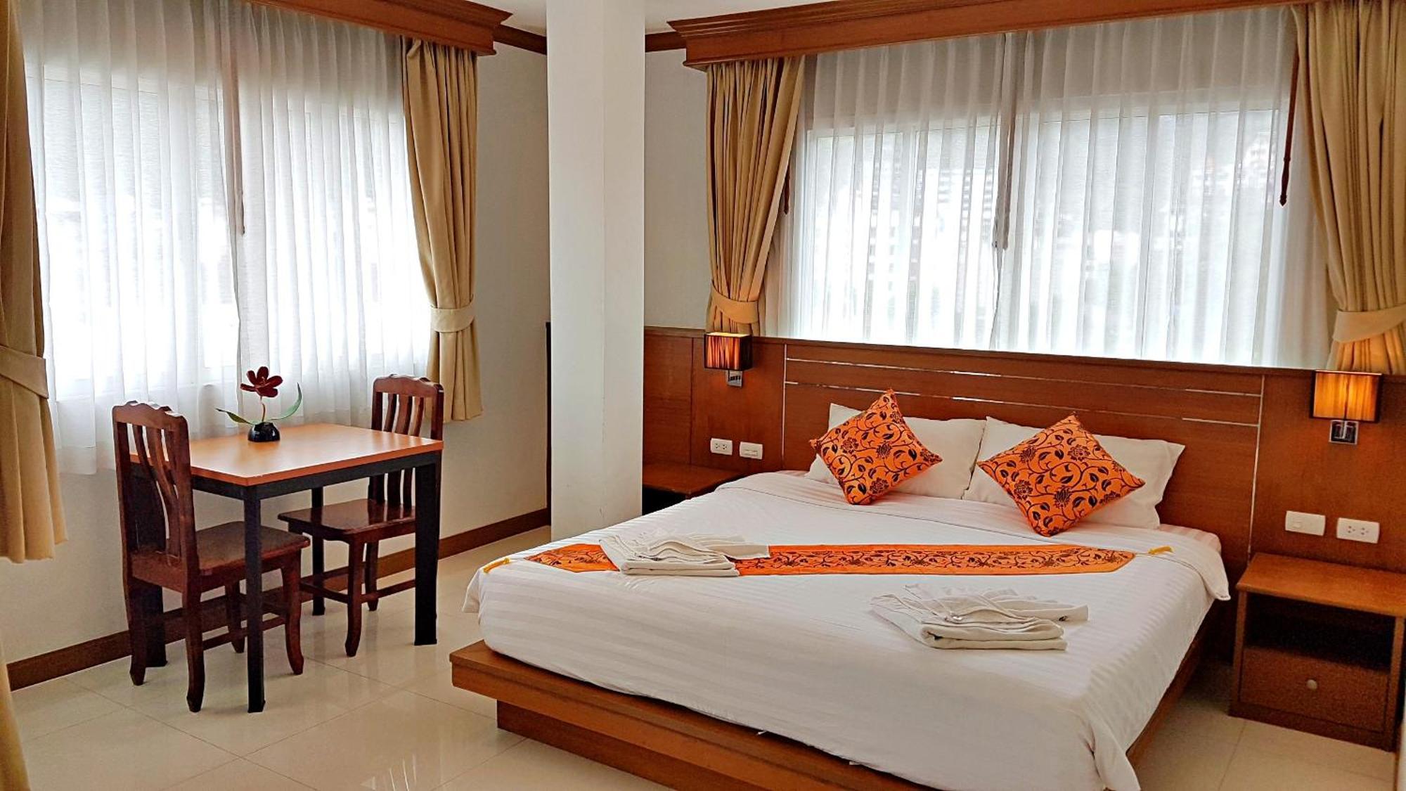 Green Harbor Hotel & Service Apartment Patong Esterno foto